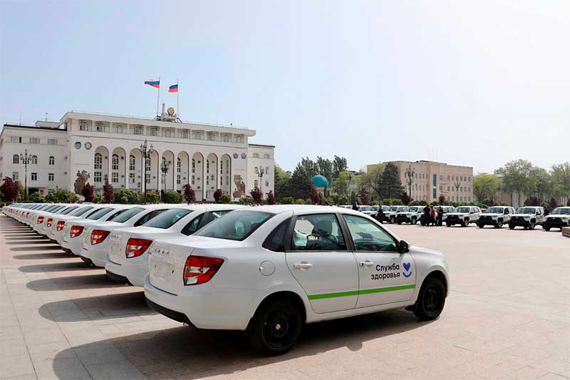 В Дагестане медучреждениям передали 47 новых машин